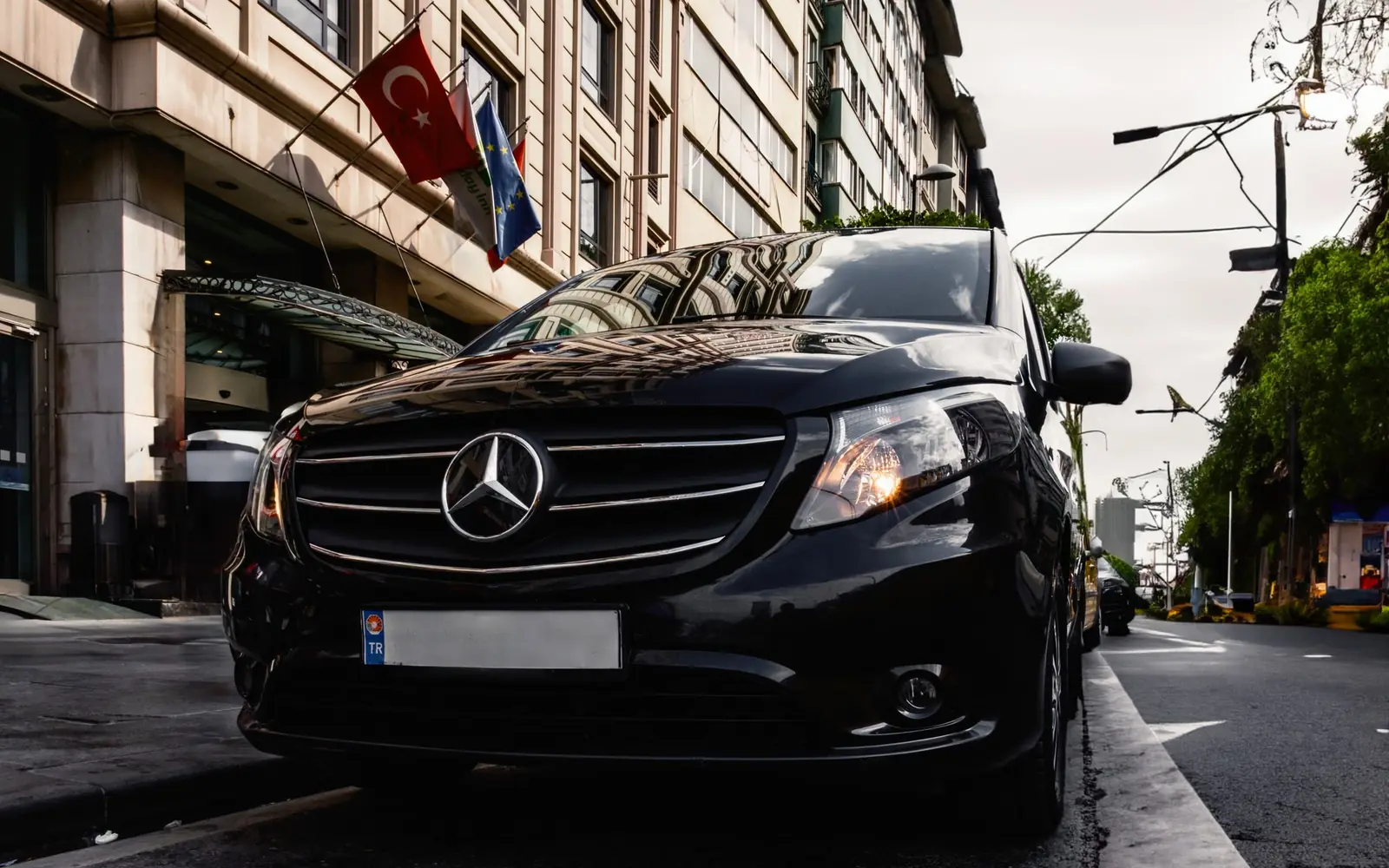 Siyah Mercedes-Benz Vito, şehir caddesinde