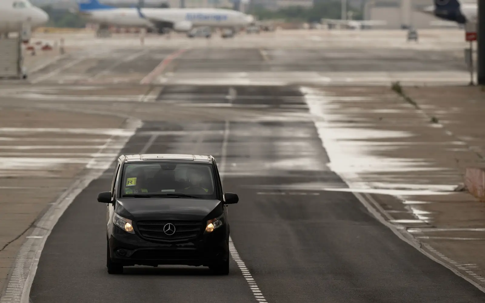Mercedes Vito havalimanı apronunda